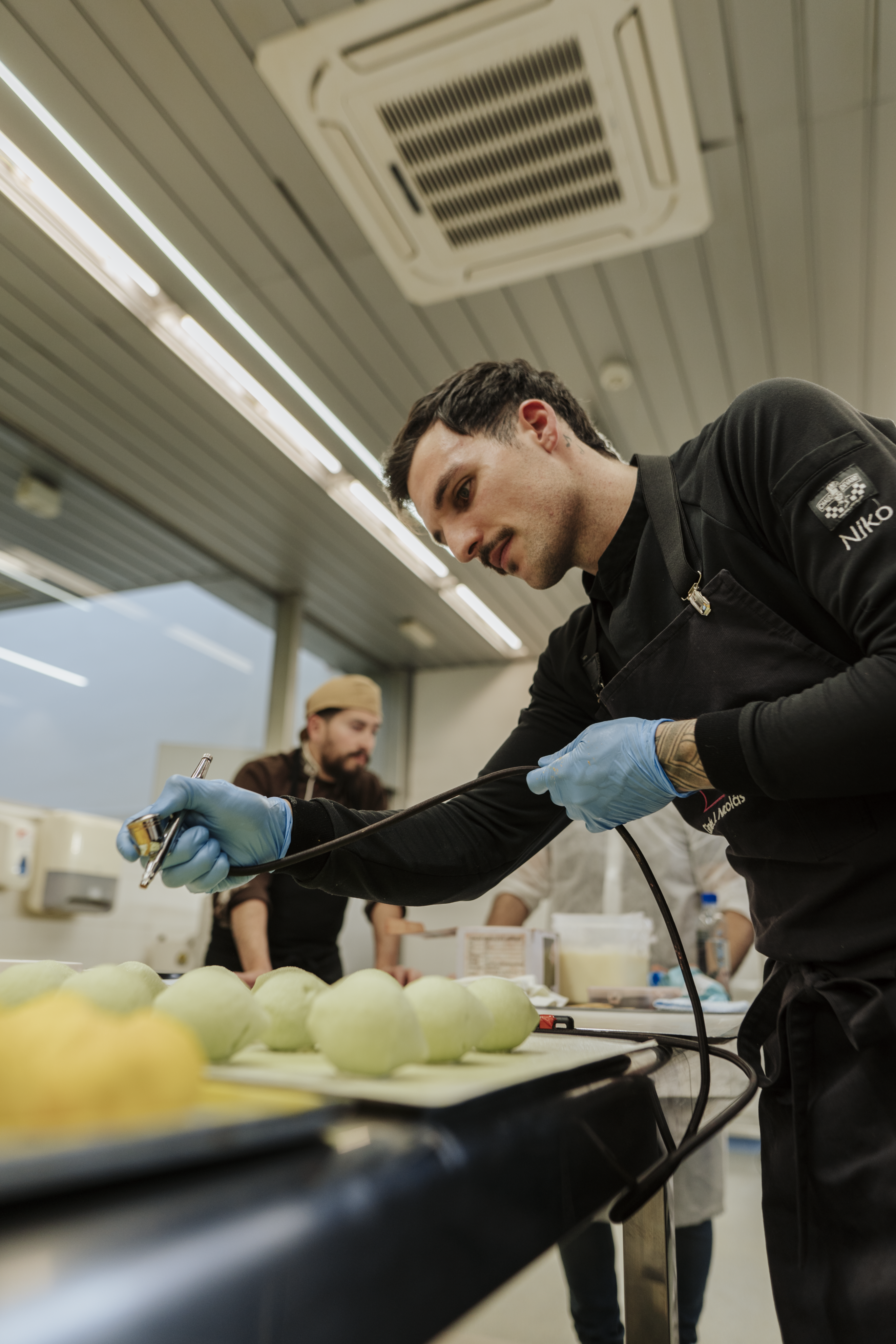 Niko pintando postres